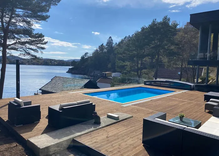 Nydelig Villa Ved Sjoen Med Oppvarmet Basseng