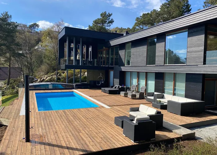 Nydelig Villa Ved Sjoen Med Oppvarmet Basseng
