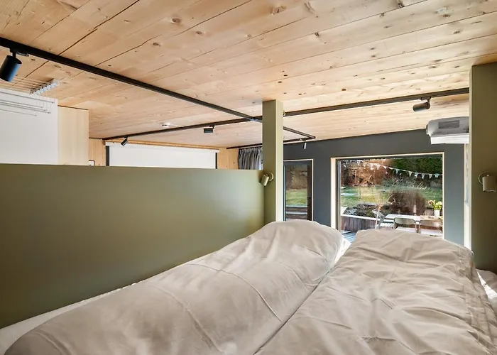 Stay In The Hollywood Hills Of Bergen With Breathtaking Views